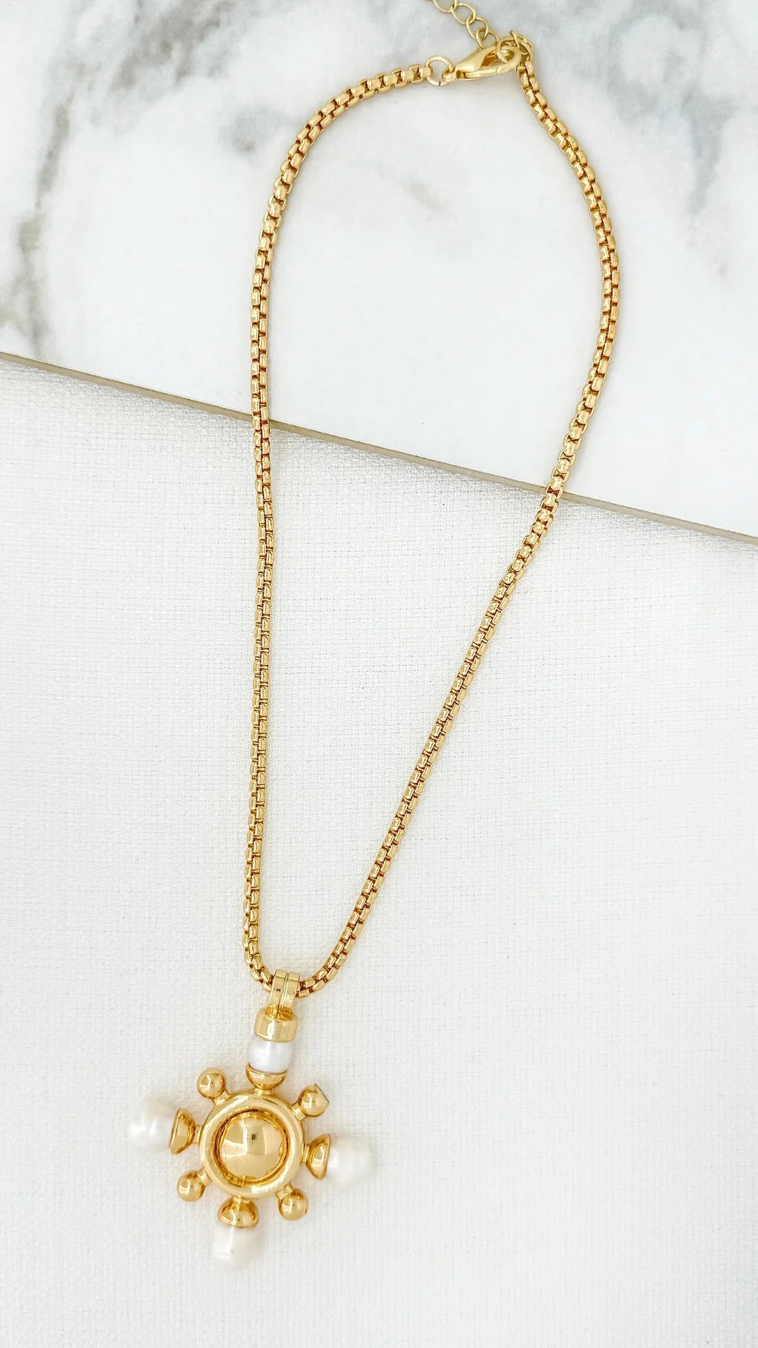 Envy Short gold necklace with gold and pearl pendant