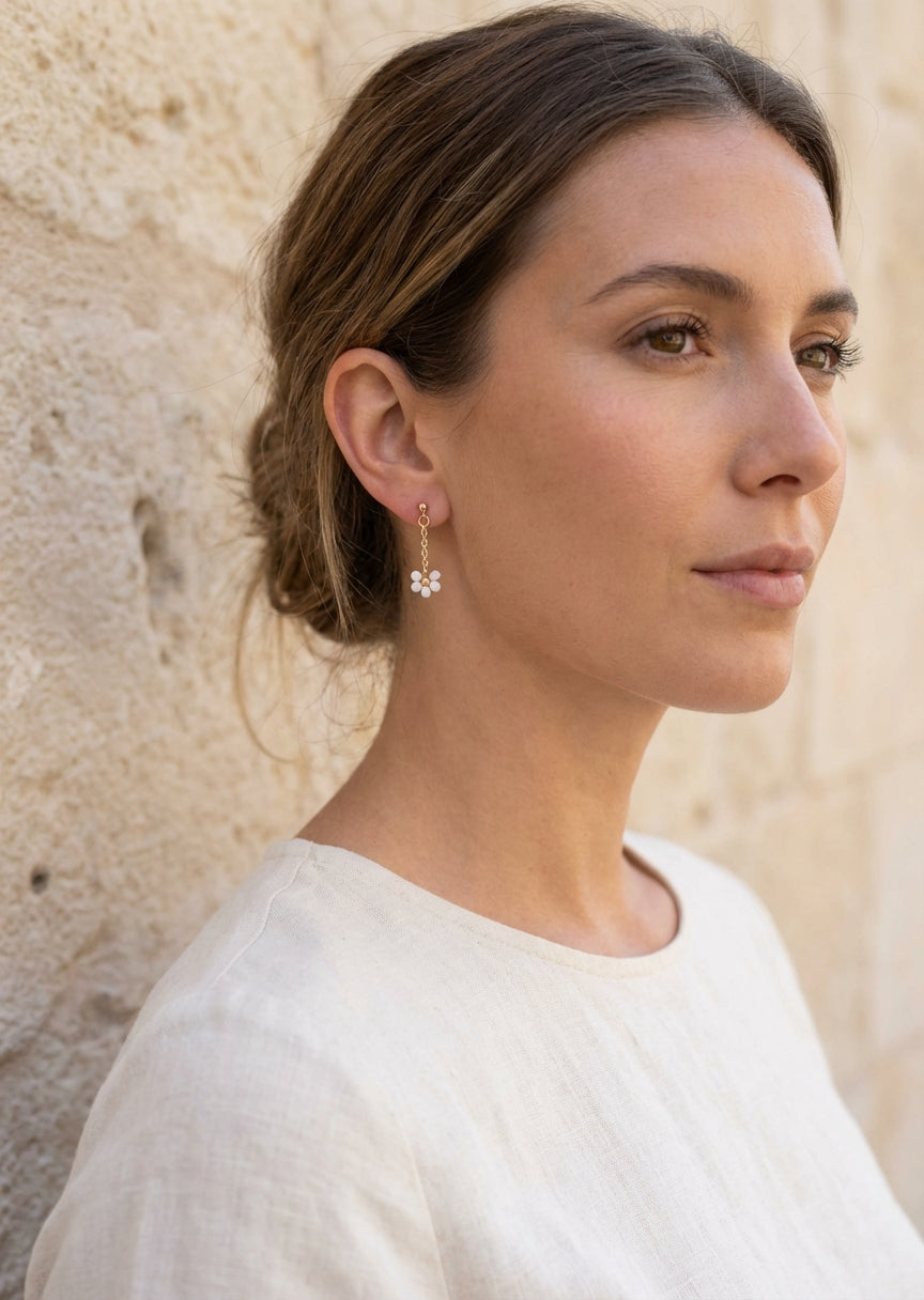 Envy Gold chain stud earrings with white daisies