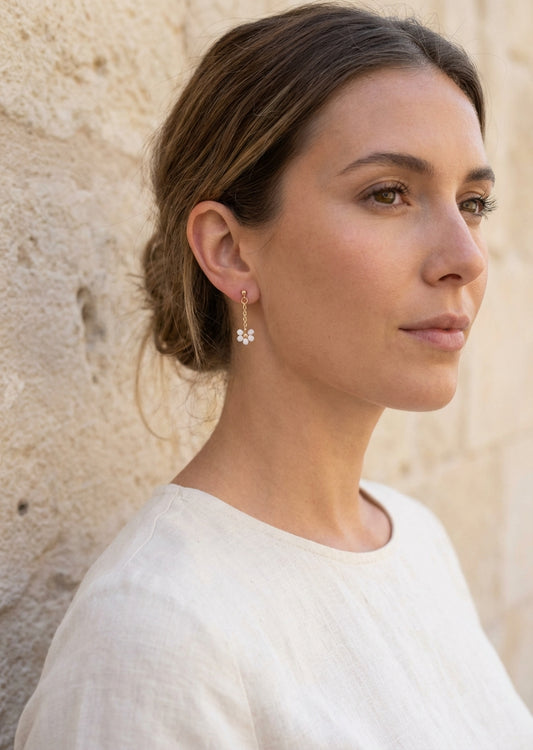 Envy Gold chain stud earrings with white daisies